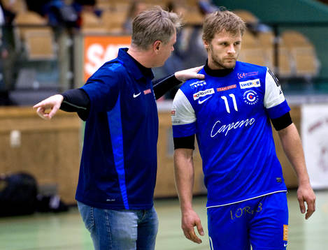 Mats Kardell, tränare, pratar med Andreas Asp, CaperioTumba