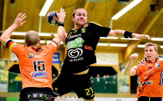 Kristianstads Johan Jepson försöker täcka när Sävehofs