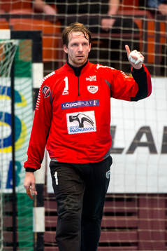 HK Malmös målvakt Dan Beutler gör tummen upp