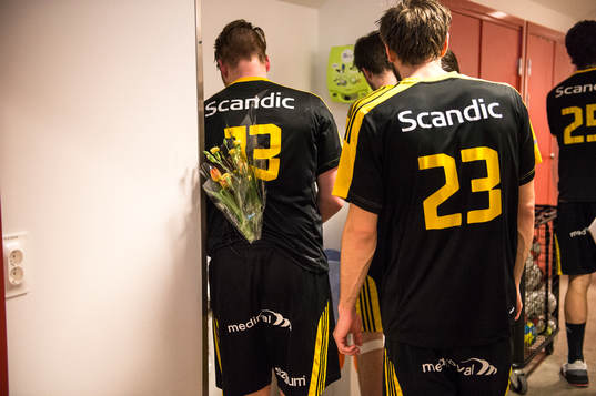 Sävehofs Atli Ingolfsson med matchblommor innanför byxorna