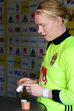 Målvakt Hedvig Lindahl tejpar sina fingrar på en