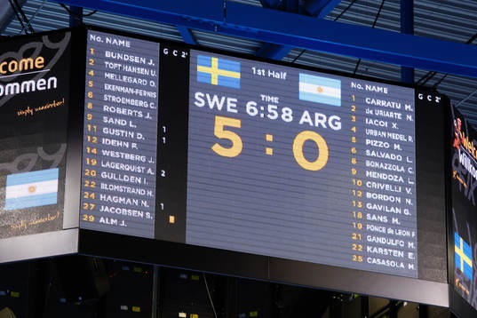 Jumbotronen visar resultatet 5-0 tidigt i matchen mellan