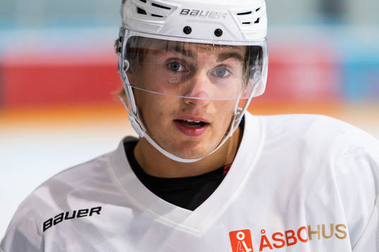 Nils Höglander på en träning med ishockeylaget Rögle
