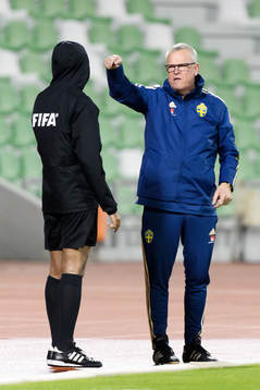 Janne Andersson, head coach of Sweden, talks to the fourth