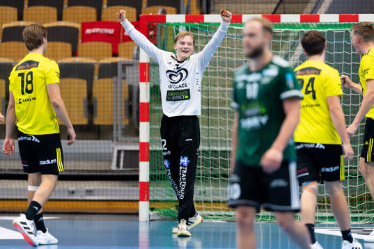 Sävehofs målvakt Simon Möller jublar
