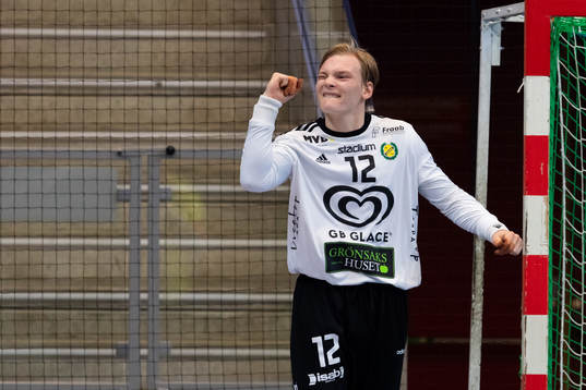 Sävehofs målvakt Simon Möller jublar