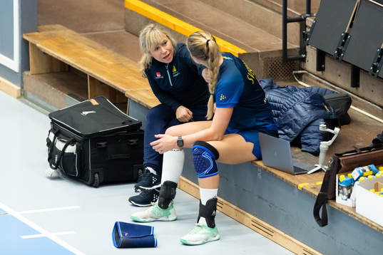 Sjukgymnast Marie Wedberg och Linn Blohm