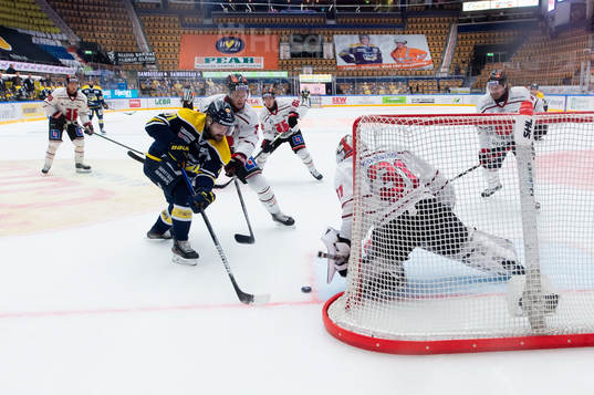s Linus Fröberg oroar framför Örebros målvakt Jonas