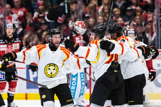 Brynäs Greg Scott jublar med lagkamrater