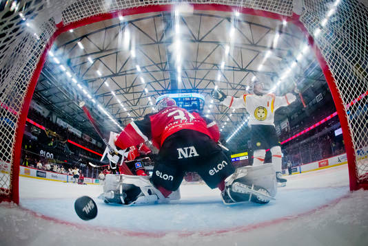 Brynäs Linus Ölund jublar vid 1-2 på Örebros målvakt