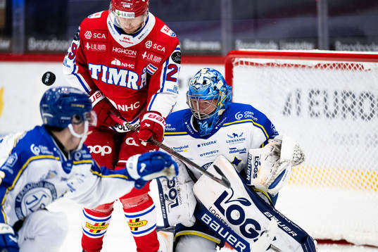 Timrås Filip Hållander och Leksands målvakt Filip Larsson