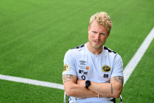 Elfsborgs manager Oscar Hiljemark blir intervjuad