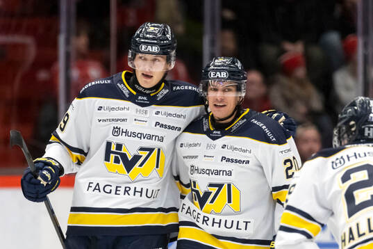 HV71s Henrik Borgström och Andre Petersson jublar