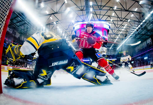 Örebros William Wikman mot HV71s målvakt Hugo Alnefelt