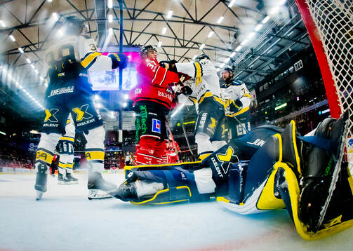Örebros Glenn Gustafsson framför HV71s målvakt Hugo